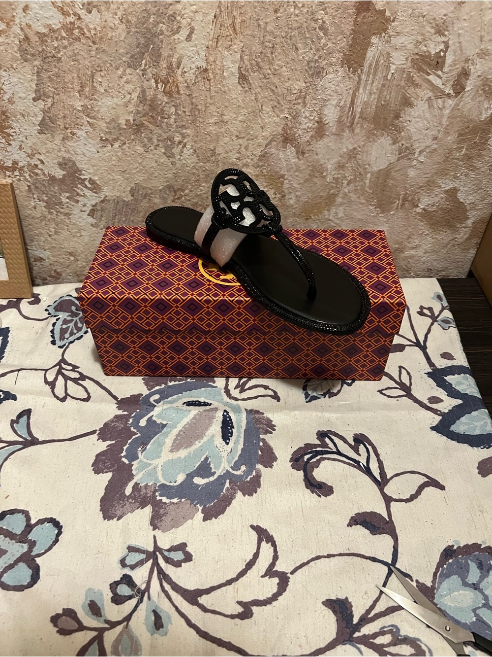 Tory Burch Black Logo Beaded Thong Sandals with Glossy Medallion - Picture 2 of 3